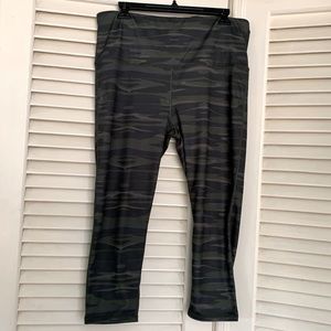 Camouflage Tena Athletics green exercise capri. 1X NWOT